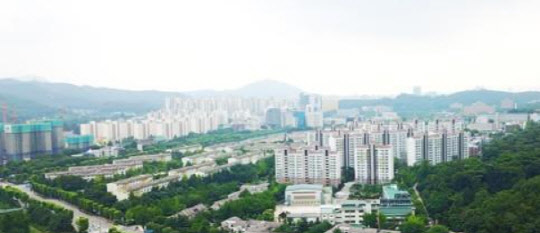 민간택지 분양가 상한제 적용지역이 발표된 후 한 달이 지났지만, 정작 대상지역에서 제외된 과천 아파트값은 미친듯이 치솟는 부작용이 한 달째 이어지고 있다. 경기도 과천시 아파트 단지 전경. <연합뉴스>